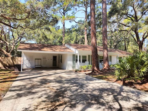The cottage is located in a very nice neighborhood that's very quiet and private yet close to all the fun that Jekyll has to offer!