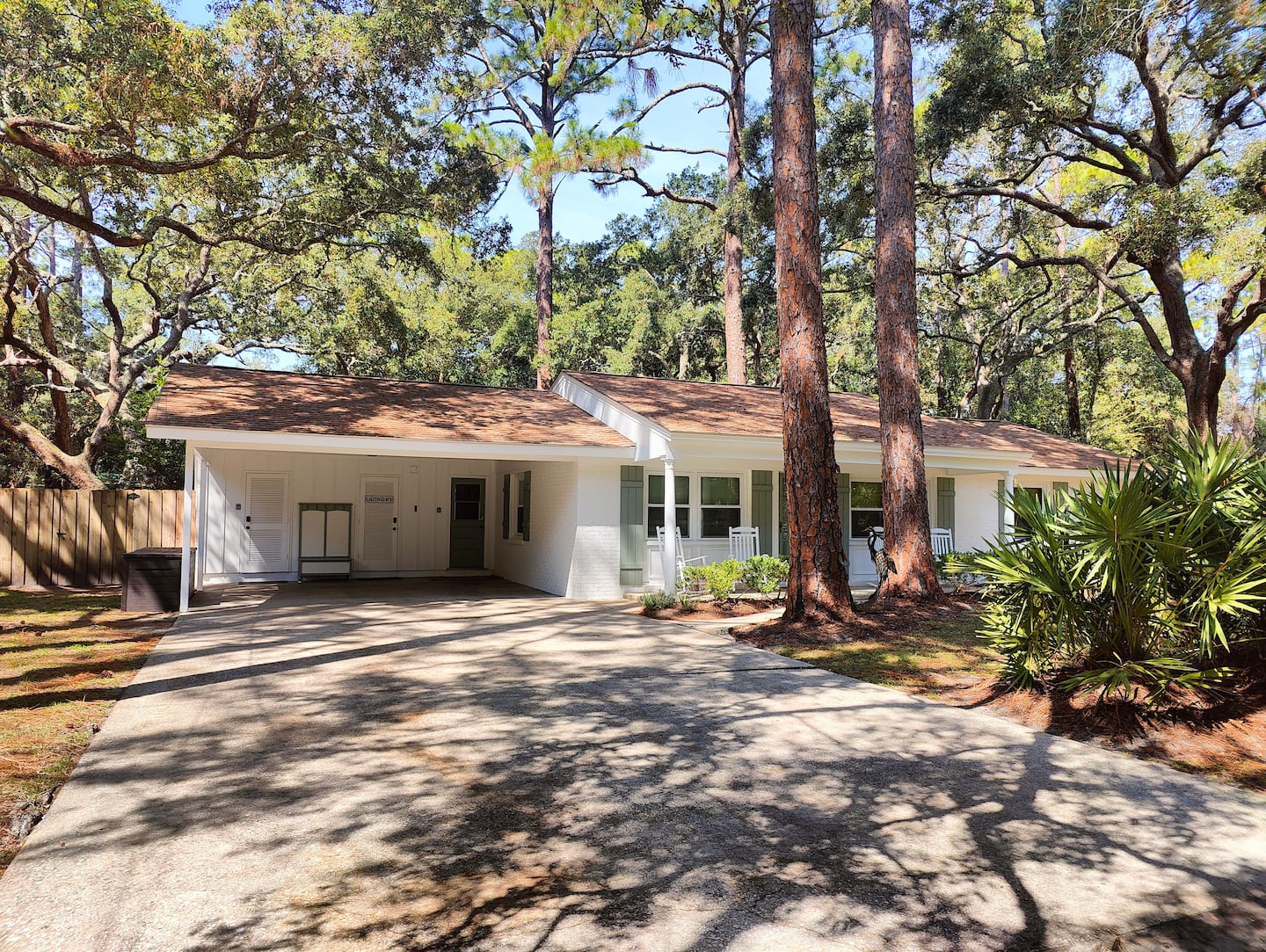 Kellys On The Coast — updated beach cottage under live oaks on a quiet Jekyll Island street