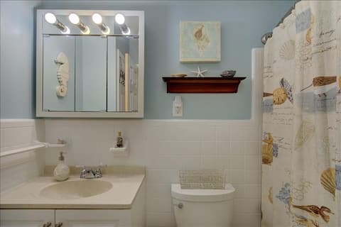 Hall full bathroom.